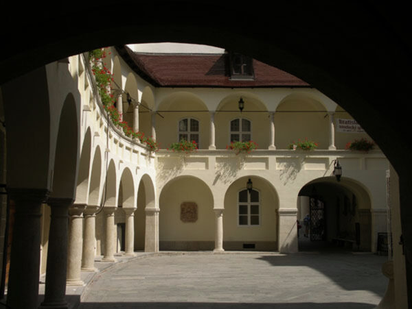 VISITA GUIDATA DI BRATISLAVA E CASTELLO DI DEVIN - immagine 4